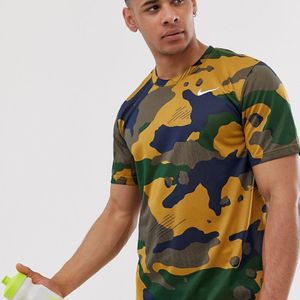 Nike T-shirt Met Camouflageprint In Bruin voor heren