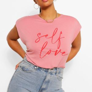 T-shirt con spalline e scritta "Self Love" Plus di Boohoo in Rosa