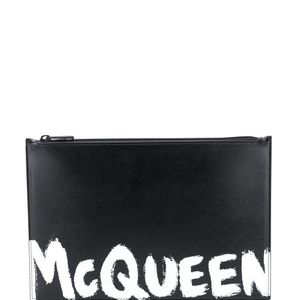 メンズ Alexander McQueen ロゴ クラッチバッグ ブラック