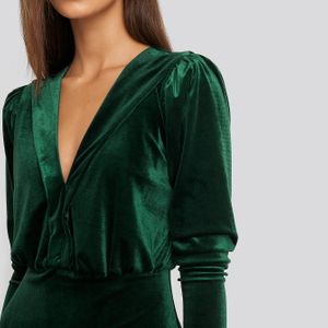 Trendyol Deep Neckline Velvet Dress in het Groen