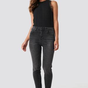 NA-KD Skinny Jeans Met Hoge Taille En Ruwe Zoom in het Zwart