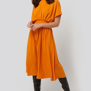 NA-KD Marked Waist Dress in het Oranje