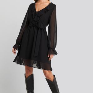 NA-KD Boho Flounce Chiffon Mini Dress in het Zwart