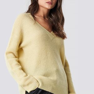 NA-KD Trend Deep V Neck Wool Blend Sweater in het Geel