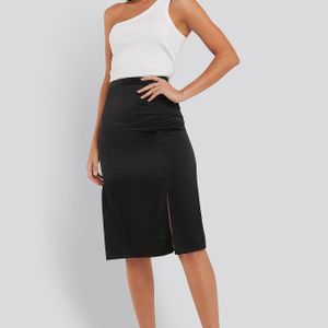 NA-KD Trend Front Slit Satin Skirt in het Zwart