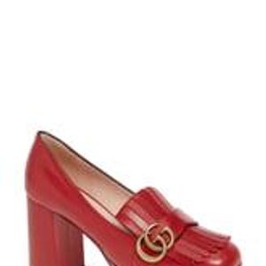 Zapatos de tacón con monograma y flecos Gucci de color Rojo