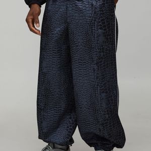 BoohooMAN Black Parachute Fit Snake Print Nylon Trouser for men