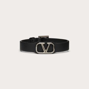 メンズ Valentino Garavani Vロゴ シグネチャー レザー ブレスレット ブラック
