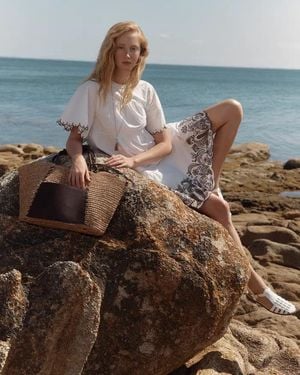 Fabrique Margaret Contrast Paisley Embroidery Short Dress - White