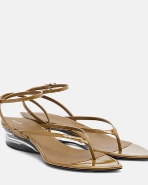 Alaïa Invisible Patent Leather Wedge Thong Sandals - Metallic