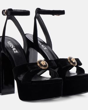 Versace Plateausandalen Medusa Aus Samt - Schwarz
