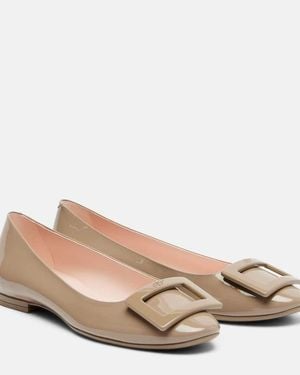 Roger Vivier Ballerinas Gommettine Aus Lackleder - Natur