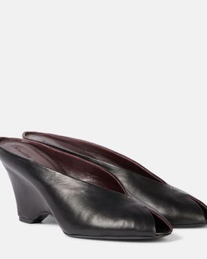 KHAITE Cloak 75 Leather Peep-Toe Wedge Mules - Brown