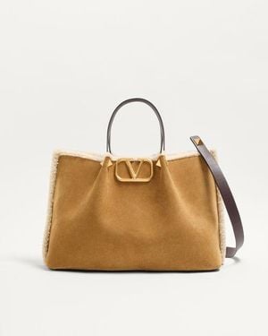 Valentino Garavani Mittelgroßer Shopper Aus Wildleder Mit Futter Aus Schaffell Frau - Natur