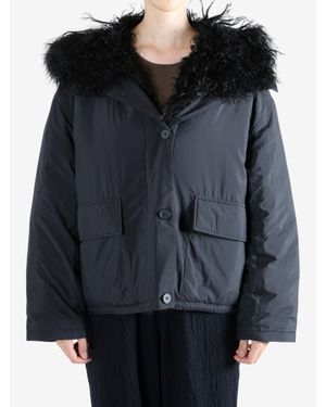 Yves Salomon Short Ultra-Light Down Jacket With Curly Lambskin Trim - Black