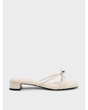 Charles & Keith Georgie Leinen-Mules Mit Metallkugel-Detail - Weiß