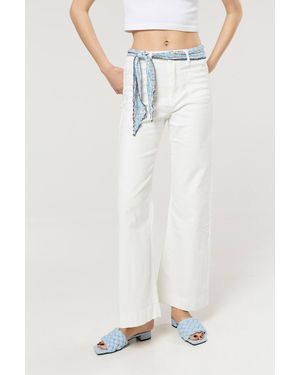 Liquorish Scarf Belt Wide Leg Jeans - White