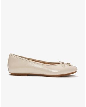 Fitflop Delicato Bow Textured Patent-Leather Ballerina Shoes Hazy Taupe - Natural