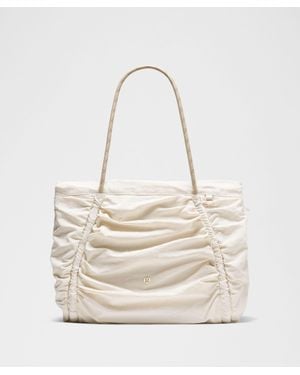 lululemon – Ruched Tote Bag 24L – Color Khaki - Natural