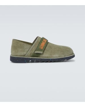 Loewe Slippers aus Veloursleder - Grün