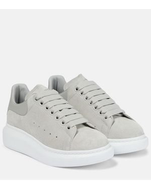 McQueen Sneakers Oversized aus Veloursleder - Grau