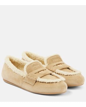 Miu Miu Mokassins aus Veloursleder mit Shearling - Natur