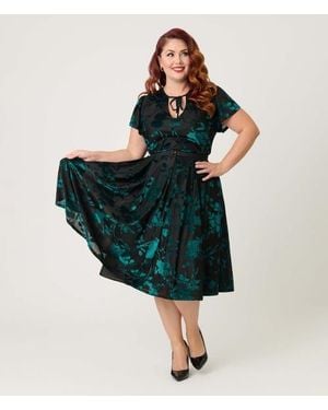 Unique Vintage Plus Size Short Petal Sleeve Tie Neck Dahlia Swing Dress - Green