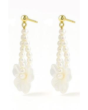 LA MENO Flower Freshwater Pearl Hoop Earrings - White