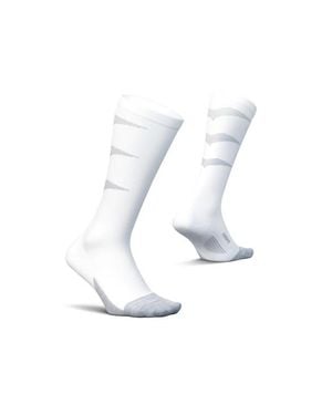 Feetures Graduated Compression Light Cushion Knee High Compression Socks - White