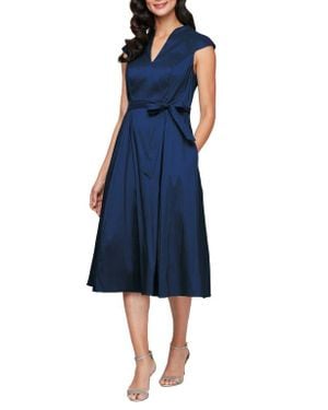 green emerald velvet dress Amazon.com: Alex Evenings Women's Tea Length Embroidered Cocktail Dress  with Illusion Sleeves, Wedding Guest (Petite and Regular Sizes), Bright  Navy Petite, 6P : Clothing, Shoes & Jewelry main image 0