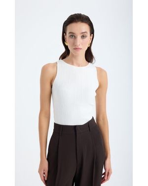Monlicia Nila Ribbed Sleeveless Knit Top - White