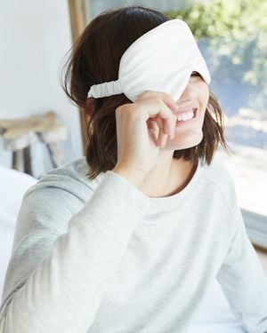 Quince Mulberry Silk Beauty Sleep Mask - White