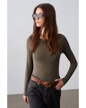 Dilvin Schmal Geschnittenes Bodysuit Mit Bootsausschnitt - Braun
