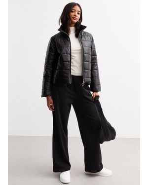 Gini London Schwarze, Vorne Mit Reißverschluss Versehene, Gesteppte Kurze Jacke