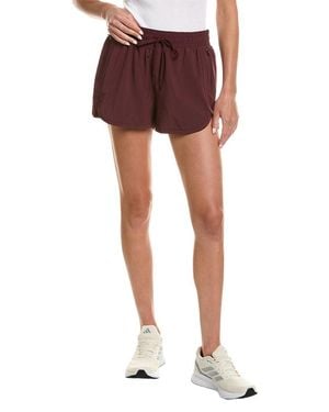 Beyond Yoga The Course 2.5in Short - Red