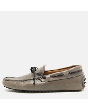 Tod's Light Leather Bow Slip On Driver Loafers - Gray
