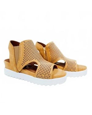 Very G Amy Platform Sandal - Metallic