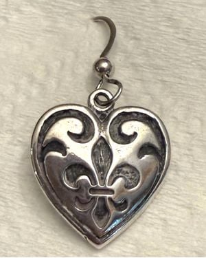 Madison Engraved Fleur De Lis Heart Earrings - Natural