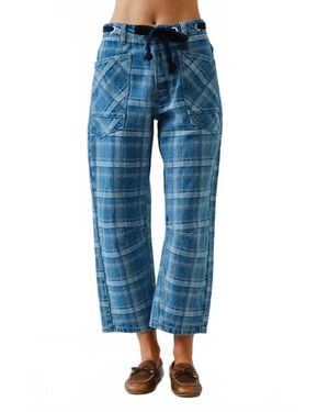 Aaron & Amber Semi Barrel Jeans With Belt - Blue