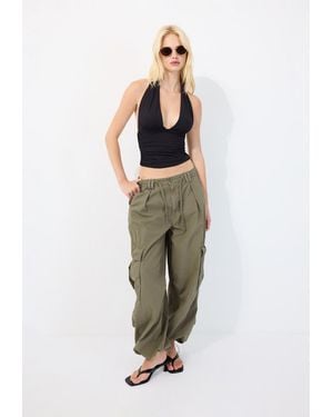 Stradivarius Top Halter Con Arricciatura E Laccetto Al Collo - Verde