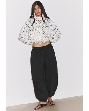 Stradivarius Giacca Cropped Antivento A Pois - Bianco