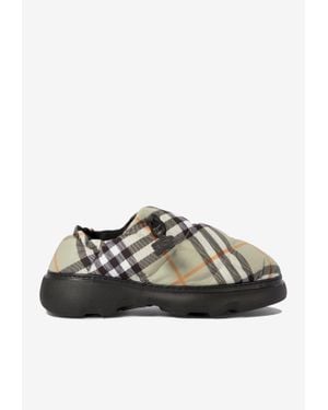 【関税＆送料込み】Burberry Slippers Stylish Burberry Slippers: Black or White?