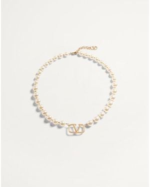 Valentino Garavani Vロゴ シグネチャー メタル X スワロフスキー®パールビーズ ネックレス 女性 ゴールド/クリーム - ホワイト