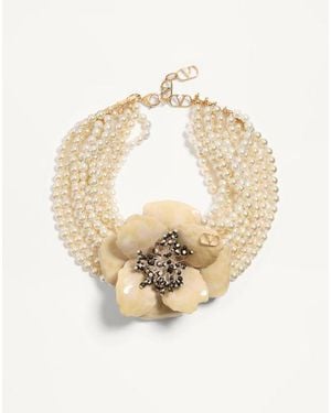 Valentino Garavani フルール ルミネーズ メタル X エナメル X パール X ファブリック ネックレス 女性 ゴールド/アイボリー/クリーム/マルチカラー - メタリック