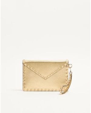 Valentino Garavani ロックスタッズ ラミネートグレインカーフスキン クラッチバッグ 女性 アンティークブラス - ナチュラル