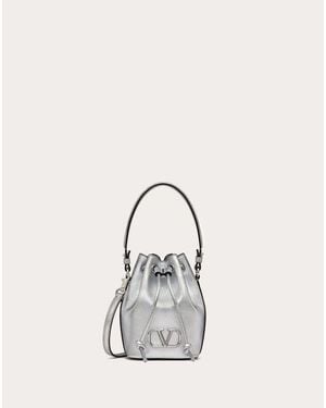 Valentino Garavani Vロゴ シグネチャー メタリックナッパレザー ミニ バケットバッグ 女性 シルバー - ナチュラル