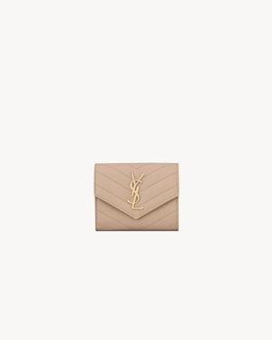 Saint Laurent Cassandre Matelassé Cartera Compacta De Tres Compartimentos De Piel Repujada Grain De Poudre - Blanco