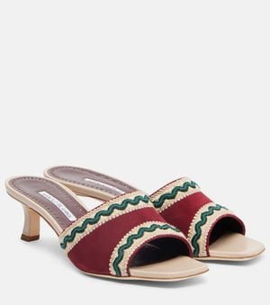 Manolo Blahnik Mules Marebis 50 Brodees En Daim - Rouge