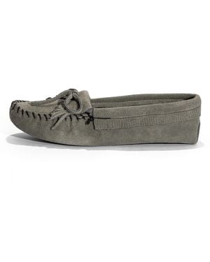 Minnetonka Mokassin Kilty - Grau