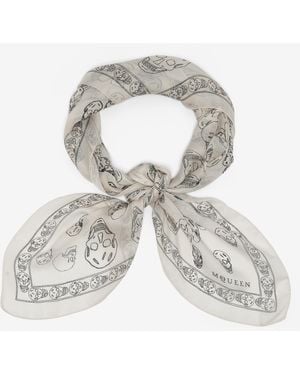 McQueen Handbemaltes Skull Foulard - Weiß
